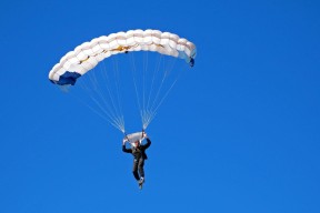 爱游戏-MAD观众热烈欢呼！，字母哥迎来五赛季出色发挥气势如虹延续